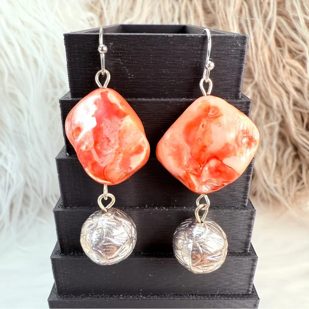 Silvertone and salmon shell drop tangle pierced earrings - Picture 4 of 4